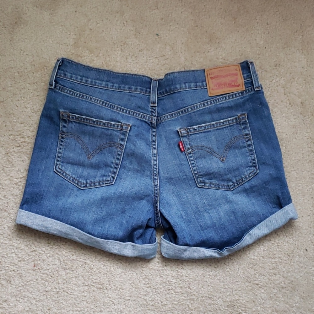Levi Shorts - Picture 2 of 3